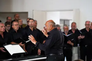 Männerchor auf dem Landes-Musik-Festival beim leidenschaftlichen Singen.